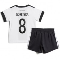 Tyskland Leon Goretzka #8 Replika babykläder Hemmaställ Barn VM 2022 Kortärmad (+ korta byxor)